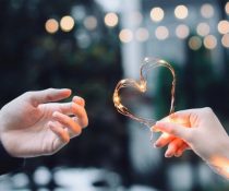 εκε εμβόλιο άνδρας δίνει καρδιά με φώτα σε γυναίκα