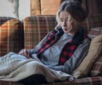 γυναίκα με κουβέρτα στον καναπέ εποχές