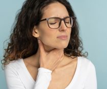 Δυσκολία στην κατάποση - Γυναίκα δυσκολευεται να καταπιεί