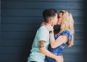 έρωτας ψυχολογία νέοι φιλιούνται