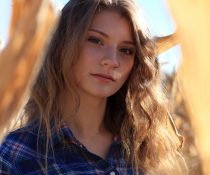 ρινοπλαστική στην μύτη κοπέλα με σκουλαρίκι