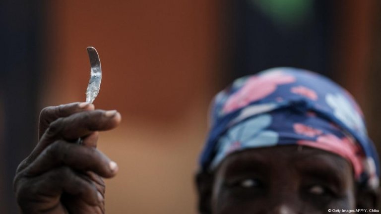 Αφρικανός έτοιμος να πραγματοποιήσει κλειτοριδεκτομή