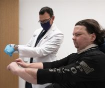 τριπλή μεταμόσχευση προσώπου - Ο Τζο Ντιμίο μαζί με τον γιατρό του