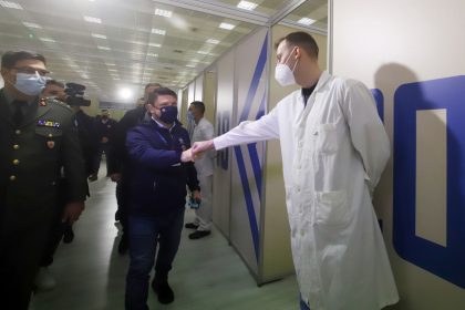 Ο υφυπουργός κ. Χαρδαλίας στο μεγαλύτερο εμβολιαστικό κέντρο