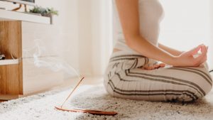 Γυναίκα κάνει διαλογισμό