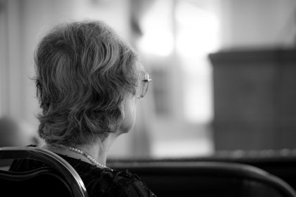 γυναίκα κοιτάζει στο κενό άνοια και covid-19