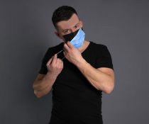 Άντρας φορά διπλή μάσκα έναντι του κορονοϊού