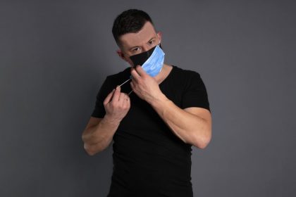 Covid-19: Ποιοι δεν πρέπει να φορούν διπλή μάσκα;
