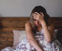 άγχος και αίσθημα καρδιακών παλμών σε γυναίκα πιάνει το κεφάλι της