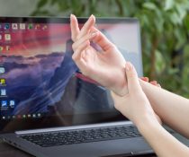χορεία μυϊκές κινήσεις γυναίκα πιάνει το χέρι της που κάνει σπασμούς