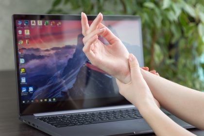 χορεία μυϊκές κινήσεις γυναίκα πιάνει το χέρι της που κάνει σπασμούς