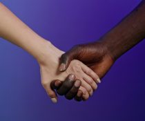 κοινωνικός ρατσισμός ψυχολογία λευκός και μαύρος σφίγγουν τα χέρια