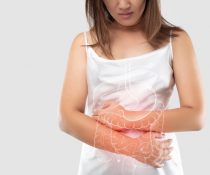 νόσος του crohn συμπτώματα γυναίκα πιάνει την κοιλιά της