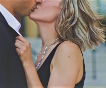 όταν δύο άνθρωποι έχουν χημεία νιώθουν έλξη και φιλιούνται