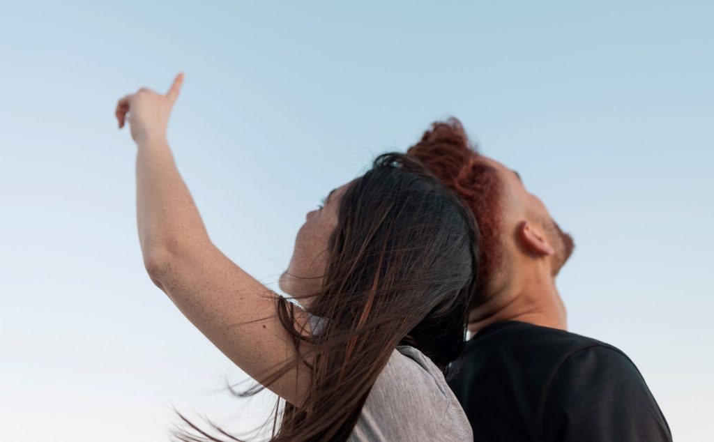 βλέπω μαύρα στίγματα και μυγακια