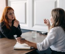είδη ψυχοθεραπείας ψυχοθεραπευτικές προσεγγίσεις θεραπεύτρια κάνει ψυχοθεραπεία σε ασθενή
