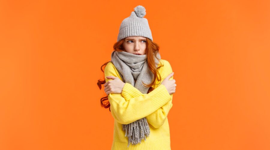 Κρυώνω αλλά δεν έχω πυρετό Γυναίκα με ρίγη χωρίς πυρετό