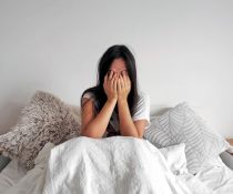 δυσπαρευνία γυναίκα κλαίει στο κρεββάτι