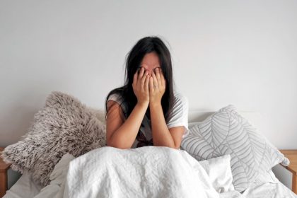 δυσπαρευνία γυναίκα κλαίει στο κρεββάτι