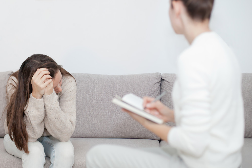 ψυχοθεραπευτική προσέγγιση γυναίκα μιλάει στον θεραπευτή της