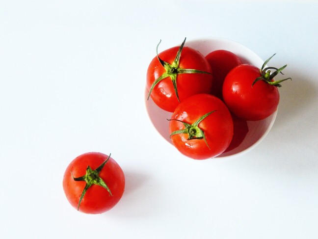 κόκκινες ντομάτες σε μπολ βιταμίνη D