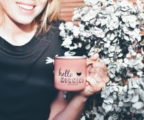 Στέγνωμα στόματος - Γυναίκα αντιμετώπισε την ξηροστομία με ευκάλυπτο