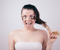 μαύροι κύκλοι στα μάτια φυσική αντιμετώπιση γυναίκα με μαύρους κύκλους γελάει
