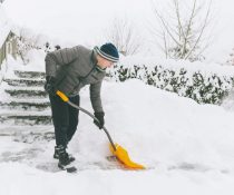 Αντιμέτωπος με κίνδυνο εμφράγματος στο χιόνι: Άνδρας φτυαρίζει ανοίγοντας το δρόμο από το χιόνι