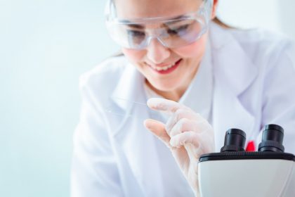 ερευνήτρια ελέγχει τα νέα στοιχεία που δείχνουν λιγότερες περιπτώσεις σοβαρής Covid-19