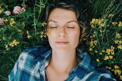 γυναίκα που κοιμάται στη φύση με εφικτή επικοινωνία στα όνειρα της