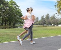 άνδρας και γυναίκα αθλούνται στο πάρκο για μακροζωία και υγιή γήρανση