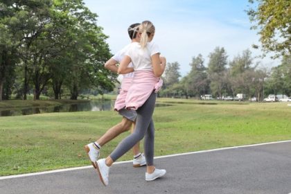 άνδρας και γυναίκα αθλούνται στο πάρκο για μακροζωία και υγιή γήρανση