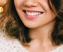 γυναίκα χαμογελά χωρίς ασθένεια των ούλων