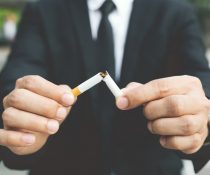 μείωση στο κάπνισμα άνδρας κόβει το τσιγάρο