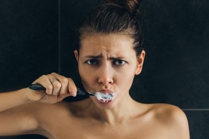 στοματική υγεία και κακή ψυχολογία γυναίκας που πλένει τα δόντια της