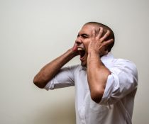 Μισοφωνία: Θυμωμένος άνδρας