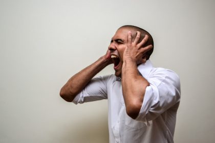 Μισοφωνία: Θυμωμένος άνδρας