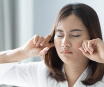 Ωτοσκλήρυνση: Γυναίκα με εμβοές