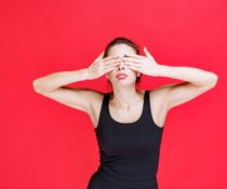 κόκκινα μάτια