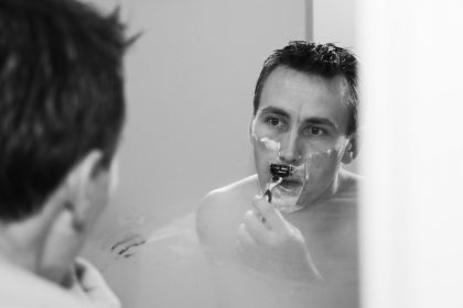 Θυλακίτιδα: Άνδρας ξυρίζεται