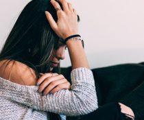αγχώδης διαταραχή συμπτώματα γυναίκα πιάνει το κεφάλι της