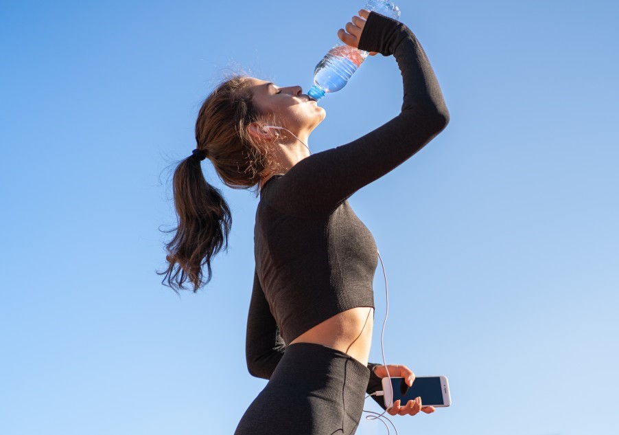 αθλήτρια πίνει υπερβολικό νερό που μπορεί να προκαλέσει υπονατριαιμία Δίαιτα
