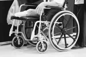 ακρωτηριασμένα πόδια ενηλίκου σε αναπηρικό καροτσάκι