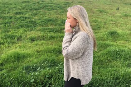 αλλεργίες φυσική αντιμετώπιση γυναίκα φυσάει την μύτη της