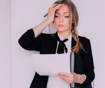 γυναίκα με αύρα χωρίς ημικρανία κατα τη διάρκεια της εργασίας της