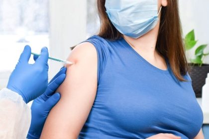 Covid-19 – Εμβολιασμός: Γιατί οι γυναίκες εμφανίζουν συχνότερα παρενέργειες
