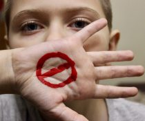 σεξουαλική κακοποίηση γυναίκα με κλειστό στόμα
