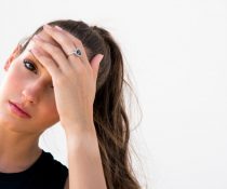 ορμονική ημικρανία περίοδο γυναίκα πιάνει το κεφάλι της που πονάει
