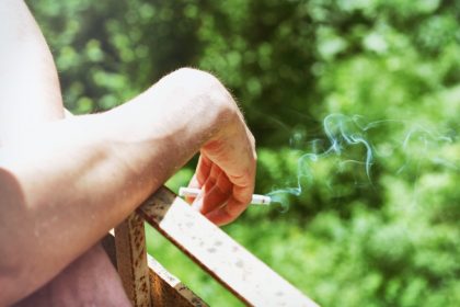κάπνισμα άσθμα γυναίκα με τσιγάρο στο χέρι