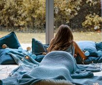 είδη κατάθλιψης γυναίκα με κατάθλιψη κοιτάει το παράθυρο